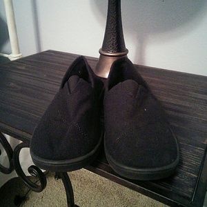 All black canvas TOMS